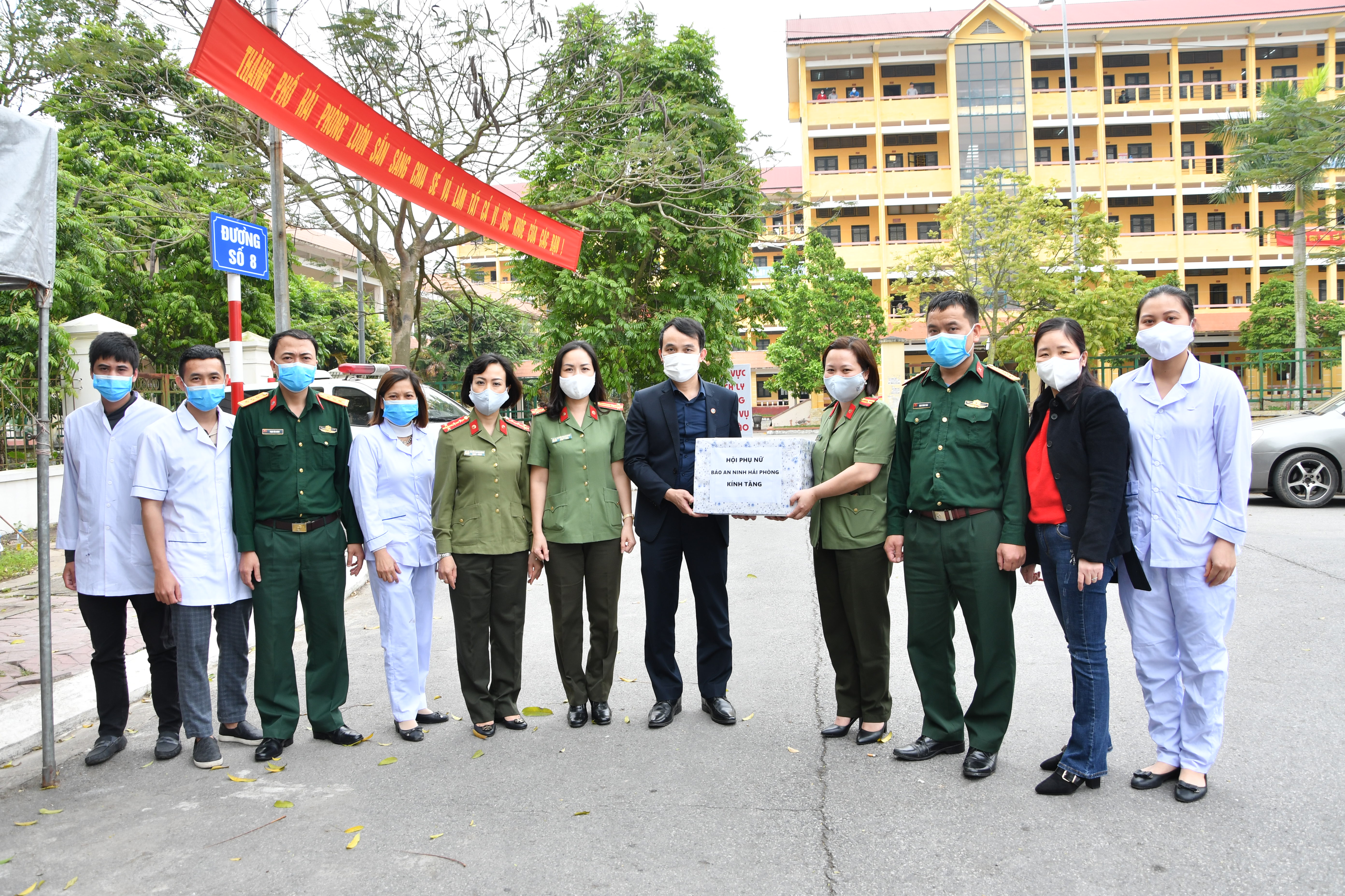 Hội phụ nữ Báo An ninh Hải Phòng: Trao tặng 2.000 khẩu trang y tế tới các lực lượng chống dịch nơi tuyến đầu